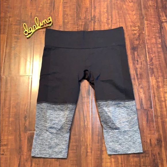 lululemon athletica Pants - EUC lululemon ombré black to grey crops size 10